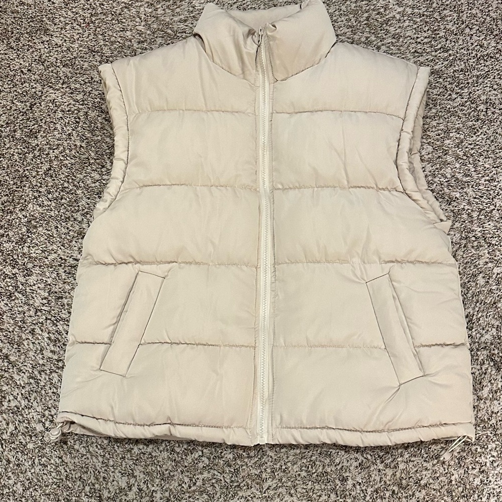 NWT beige cream New In puffer vest sz L